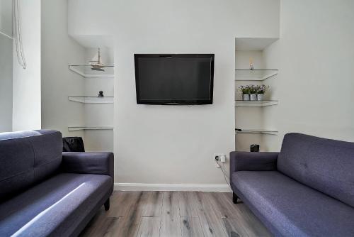 un soggiorno con 2 divani e una TV a schermo piatto di Carlisle Lodge 'Sleeping 6 guests' a Londonderry