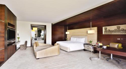 Postel nebo postele na pokoji v ubytování JW Marriott Hotel Chandigarh