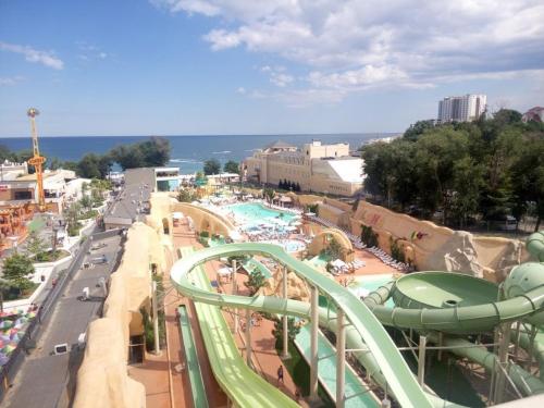 オデッサにあるApartments Arcadia VIPのジェットコースターとウォーターパークのある遊園地