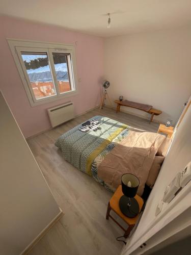 Llit o llits en una habitació de Petit logement cosy dans maison au calme