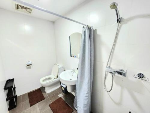 uma casa de banho com um WC, um lavatório e um chuveiro em Nice and Cozy Studio near Greenbelt Makati with Balcony em Manila