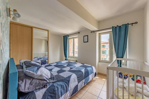 - une chambre avec un lit, un lit bébé et une fenêtre dans l'établissement Appartement Cosy en Centre ville, à Montauban