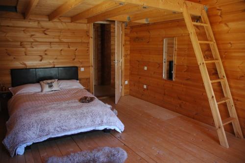 um quarto com uma cama num chalé de madeira em Chalet Etoile em Abondance