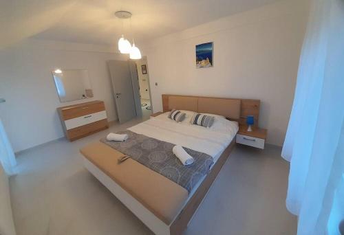 um quarto com uma cama grande e um espelho em Jan-Air em Ilinden
