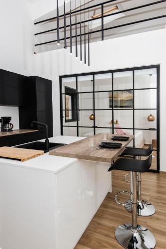 a kitchen with a counter and a bar with stools at OLIVOMARE in Kyparissia
