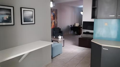 une chambre avec une cuisine et un salon dans l'établissement 03 - Apt in the heart of the city - Heraklion, à Héraklion