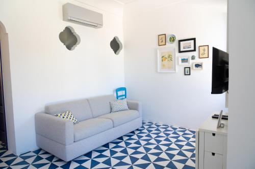 uma sala de estar com um sofá e uma televisão em Il sorriso di Bri em Capri