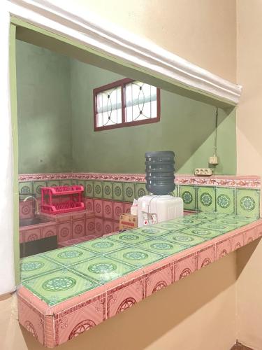 un modello di cucina con tavolo in una stanza di Elnara a Mandati