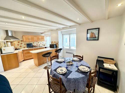 a kitchen and dining room with a table and chairs at Maison de charme – Terrasse – 5min des plages in Port-Louis