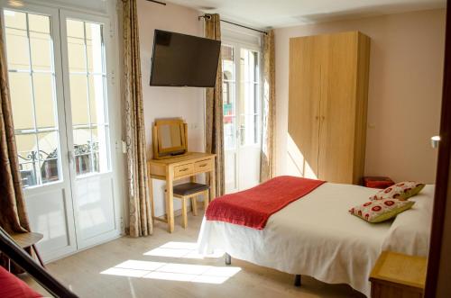 Un pat sau paturi într-o cameră la Hotel Jaqués