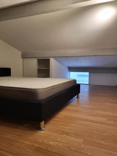 um quarto com uma cama num quarto em Appart 30 m2 cosy 2 personnes 1 grande chambre en mezzanine em Saint-Mitre-les-Remparts