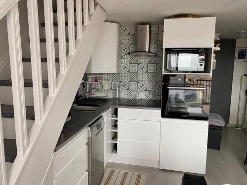 Kuchyňa alebo kuchynka v ubytovaní Magnifique appartement Duplex vue sur la mer