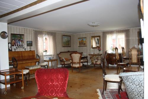 a living room with chairs and a couch and a table at Ladugårdens Pub & Sal in Enhörna
