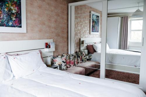 Postel nebo postele na pokoji v ubytování White Hall House - Causeway Coast & Glens