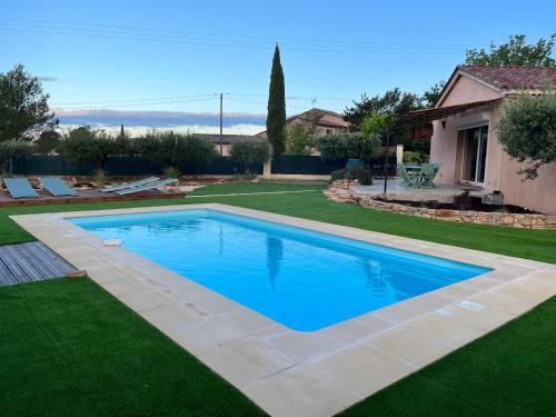 Bazén v ubytování Proche GORGES DU VERDON, villa 8 pers avec piscine privée nebo v jeho okolí