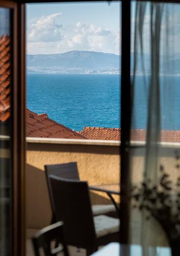 a view of the ocean from a window at Apartment Zen u Postira in Postira