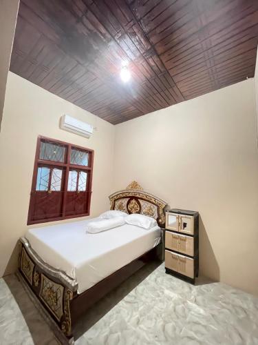 a bedroom with a bed and a dresser and a window at Elnara in Mandati