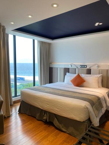 馬累的住宿－Beehive Premier，一间卧室设有一张蓝色天花板的大床