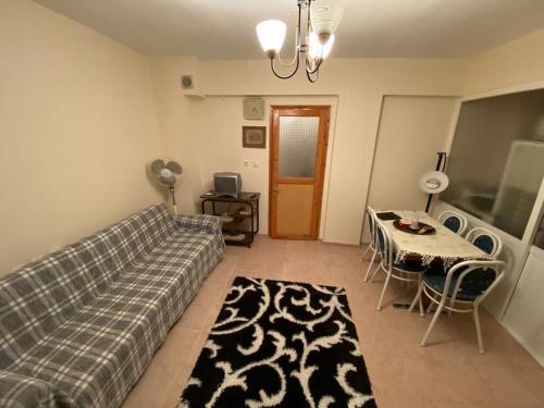 een woonkamer met een bank en een tafel bij Huzur için Şarköy'deki eviniz. in Şarköy