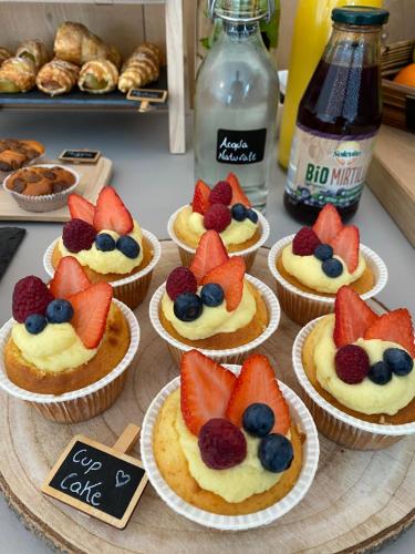 - un bouquet de petits gâteaux avec des fruits sur un comptoir dans l'établissement B&B Garda Home, à Nago-Torbole