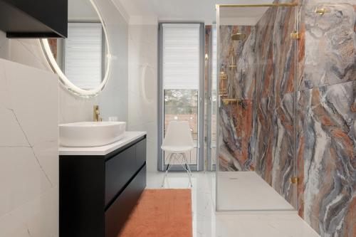 łazienka z umywalką i lustrem w obiekcie Sea&Sky View Apartment Par La Mer w mieście Niechorze