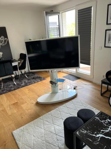 Televisyen dan/atau pusat hiburan di Cologne City Apartment kostenlose Parkplatz free parking