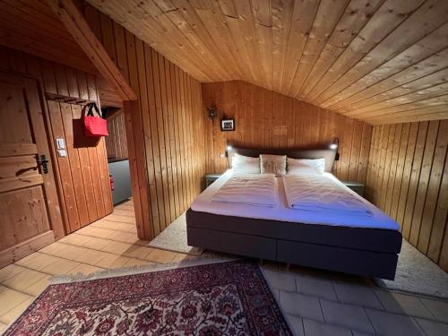 Schlafzimmer mit einem Bett mit Holzdecke in der Unterkunft Grimmersberg in Oberkirch