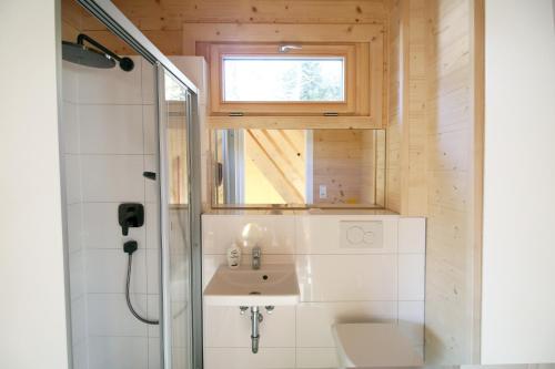 Elle comprend une petite salle de bains pourvue d'un lavabo et d'une fenêtre. dans l'établissement aeki BLOCK, à Imst