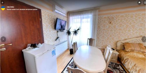 ein kleines Zimmer mit einem Tisch und einem Bett in der Unterkunft Готель Поділля in Shestakovka