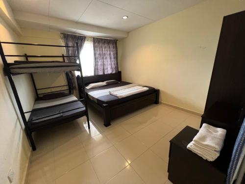 Mały pokój z łóżkiem piętrowym i łóżkiem piętrowym w obiekcie Tanjung Tuan Regency Port Dickson Pool opened w mieście Port Dickson