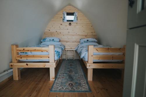 ein kleines Schlafzimmer mit 2 Betten und einem Fenster in der Unterkunft Charnock Farm Motel in Leyland