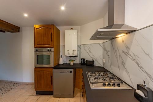 Kuchyňa alebo kuchynka v ubytovaní Appartement Cosy en Centre ville