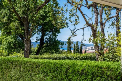 Elle offre une vue sur un parc arboré et verdoyant. dans l'établissement Garden-Level Apartment Pool & Sea View, à Cannes
