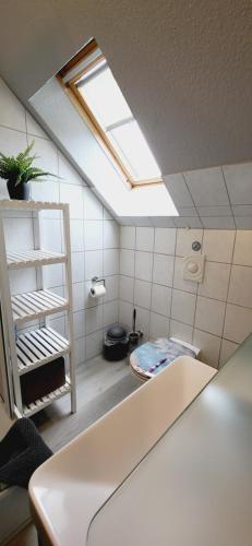 クックスハーフェンにあるHaus Küstenheideの天窓付きの客室内にバスルーム(トイレ付)があります。