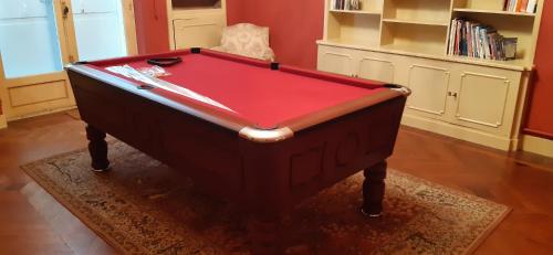 einen roten Billardtisch im Wohnzimmer in der Unterkunft Villa Biscondau in Oloron-Sainte-Marie