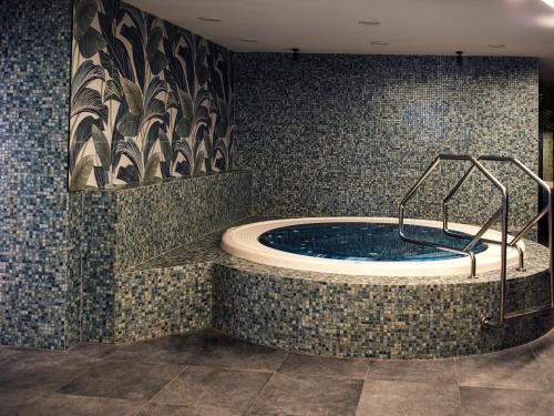 baño con bañera de hidromasaje en una habitación en Amazonia Apartments, en Timisoara
