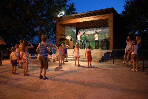 a group of children standing in front of a performance at Camping Barco Reale in Lamporecchio