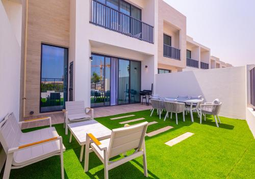 RH- Unwind at Marbella Villas with private pool, Mina al Arab