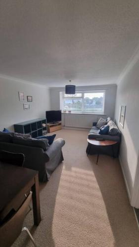 リミントンにあるSpacious self contained flat in superb locationの2つのソファと窓のあるリビングルーム