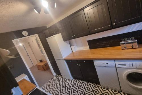 Kuchyň nebo kuchyňský kout v ubytování Spacious self contained flat in superb location