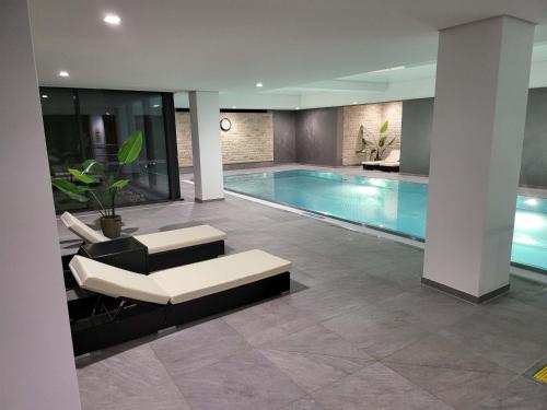 uma sala de estar com piscina numa casa em FeWo Morgensonne im Ferienresort mit Pool em Schluchsee
