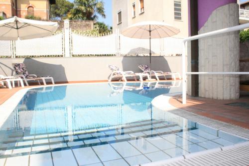 Bazén v ubytování HOTEL Villa Lilla nebo v jeho okolí