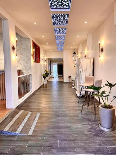 a hallway of a building with a table and chairs at El Zócalo Hotel Boutique in Filandia