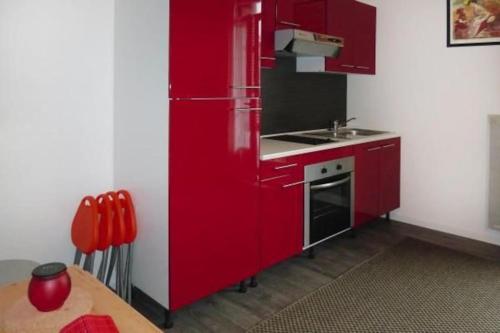 een keuken met een rode koelkast en een wastafel bij Nid douillet pour 2.. à 50 mètres de la plage in Mers-les-Bains