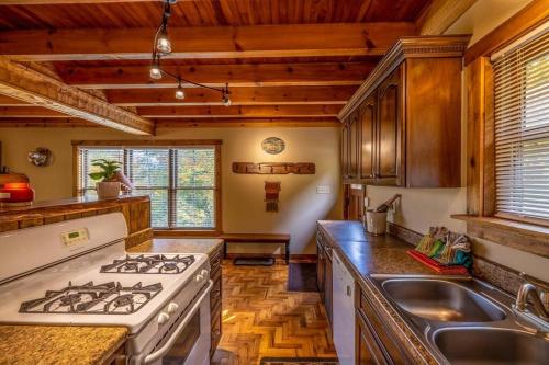 A kitchen or kitchenette at The Hideout near Snowshoe Resort