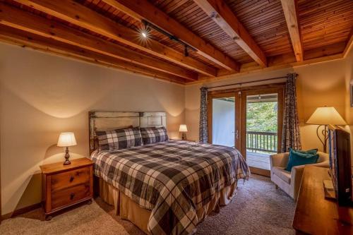 Un pat sau paturi într-o cameră la The Hideout near Snowshoe Resort