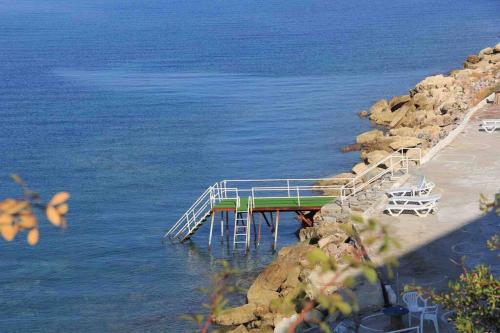 Havuzlu ve plajli bir sitede muhtesem konaklama