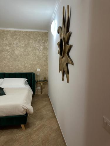 1 dormitorio con 1 cama y reloj en la pared en ComfortHouse Garden, en Ladispoli