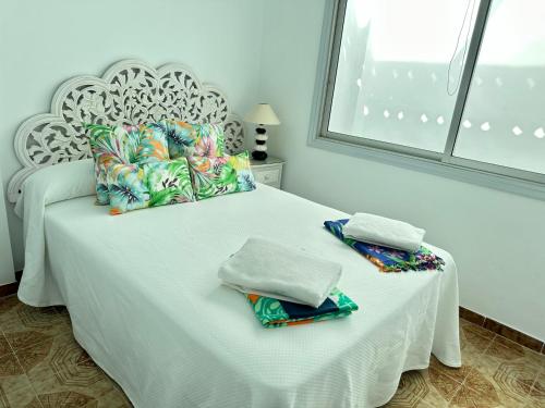 un letto bianco con due cuscini sopra di Frontline Penthouse - Prixmar - by VV Canary Ocean Homes a El Pris