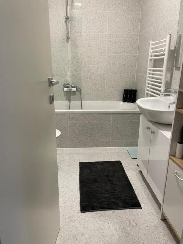 een badkamer met een bad, een wastafel en een toilet bij Apartman ‘Marko’ in Kutina